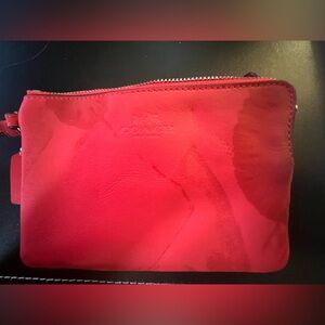COACH PINK/RED PATTERNED WRISTLET POUCH   FABRIC LINING. 2 CREDIT CARD HOLDERS